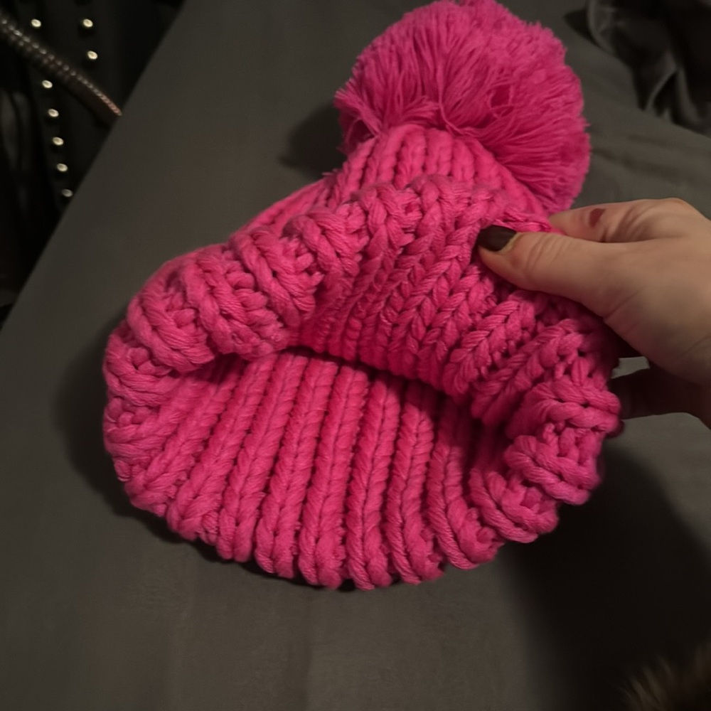 Winter hat never worn - Picture 2 of 2